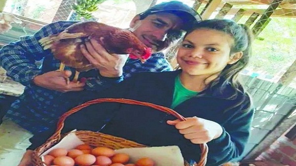 Universitaria itapuense vende huevos con su papá