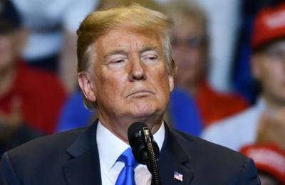 Donald Trump firma decreto que busca reducir el uso de la fuerza policial - SNT