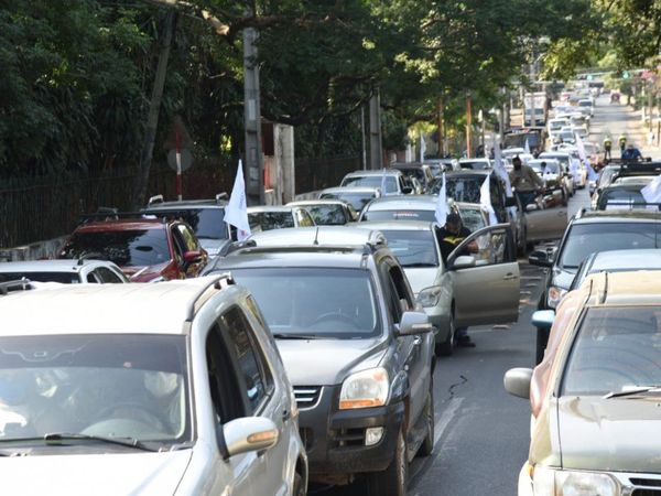 A bocinazos y caravana piden renuncia del titular de la ANDE