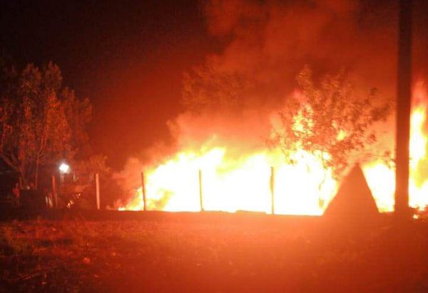 Camión se incendió en el patio de una vivienda - ABC en el Este - ABC Color