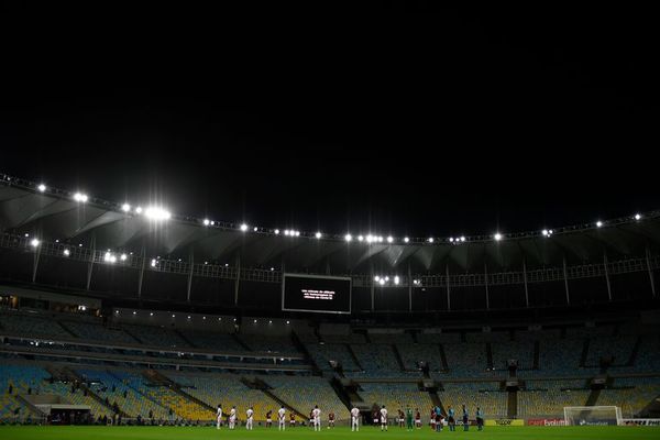 Las dos caras del Maracaná: el retorno del fútbol y las muertes por coronavirus - Fútbol - ABC Color