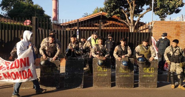 Nuevo escrache frente a la vivienda del intendente de Ñemby, Lucas Lanzoni