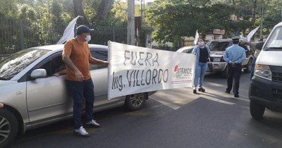 Funcionarios cierran la avenida España para exigir renuncia del titular de la Ande