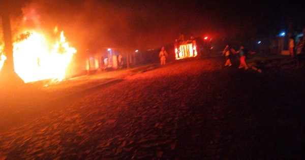 Camión de gran porte se incendió por completo en una vivienda en Minga Guazú