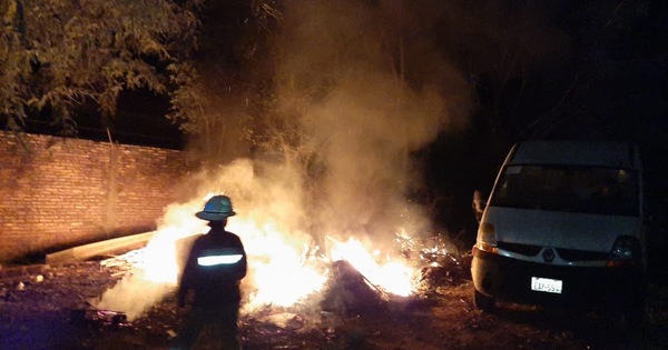 Presunta quema de basura en hospital alcanzó a una ambulancia