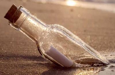Un cartero resuelve el misterio de un mensaje de hace 30 años metido en una botella - SNT