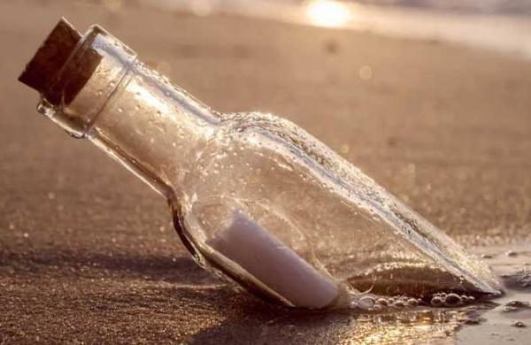 Un cartero resuelve el misterio de un mensaje de hace 30 años metido en una botella - SNT
