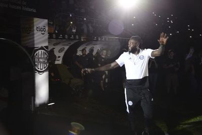 Vuelta de Adebayor: sin cuarentena ni riesgos - Olimpia - ABC Color
