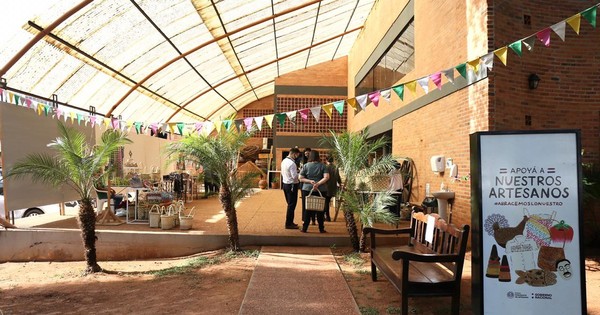 Feria de artesanía Toba Qom en la sede del Instituto Paraguayo de Artesanía