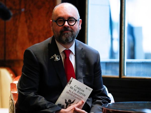 Murió Carlos Ruiz Zafón, el escritor que desveló el alma de los libros