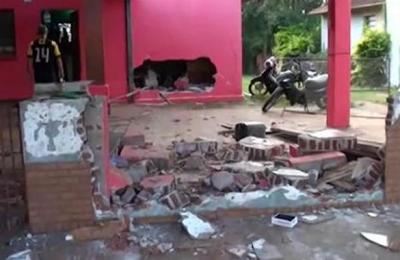 Atropelló una vivienda con su vehículo y se dio a la fuga - C9N