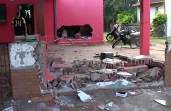 Atropelló una vivienda con su vehículo y se dio a la fuga - C9N