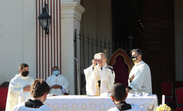 HOY / Iglesia católica no acepta reglas y exige más feligreses en sus misas