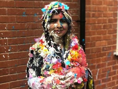 Malala Yousafzai celebra su licenciatura en la Universidad de Oxford