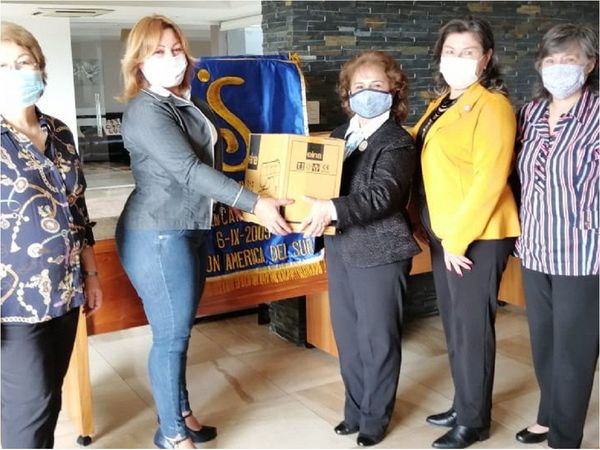 Mujeres de vertedero de Encarnación reciben donación de máquinas de coser