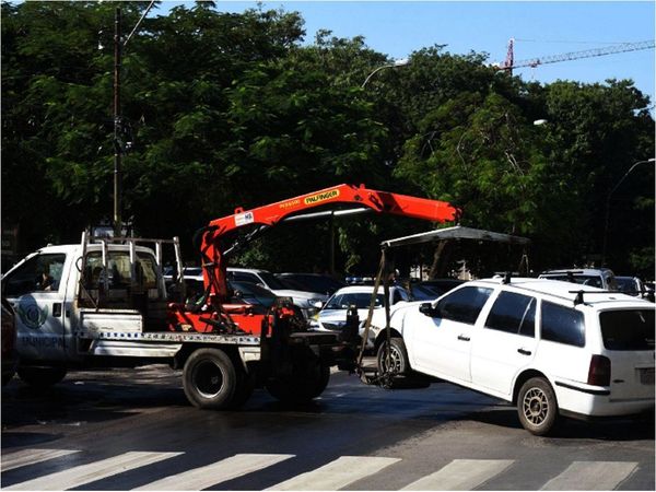 Para toda la capital, Comuna solo cuenta con dos grúas operativas