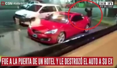 Mujer destruye el auto de su ex novio con una pala