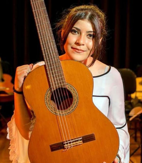 Ally Gómez, joven promesa musical - Artes y Espectáculos - ABC Color
