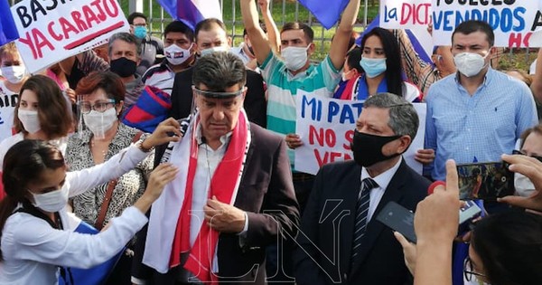 Alegre expone al covid-19 a liberales en protesta para presionar a la Justicia