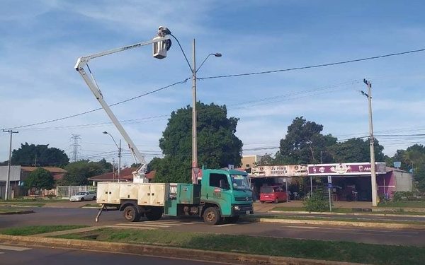 Reparan alumbrados en la avenida Perú