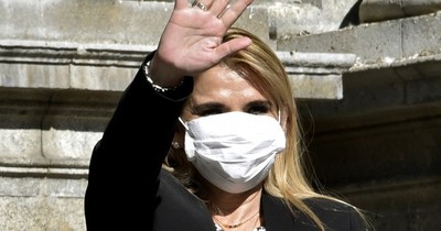 Presidenta de Bolivia bajo fuego en varios frentes a tres meses de comicios