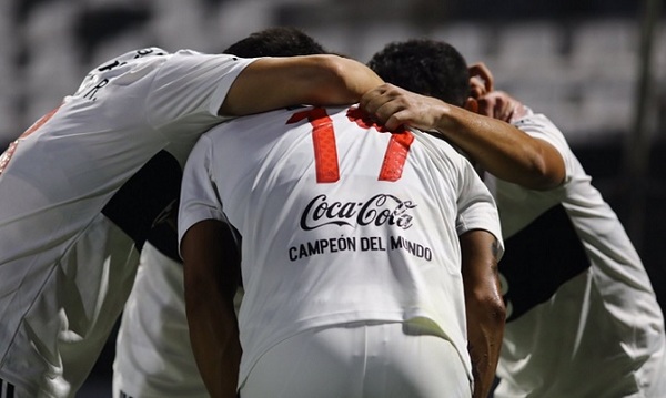 Prohibido escupir e intercambiar camisetas en la Libertadores