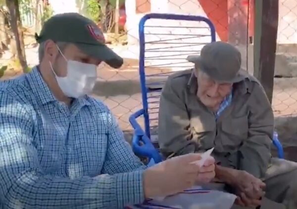 Abdo Benítez visita a excombatiente de 106 años