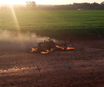 Incineran y abandonan motocicleta