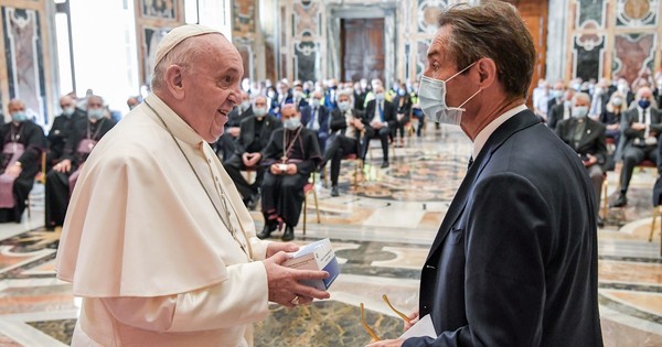 El Papa homenajea a los médicos