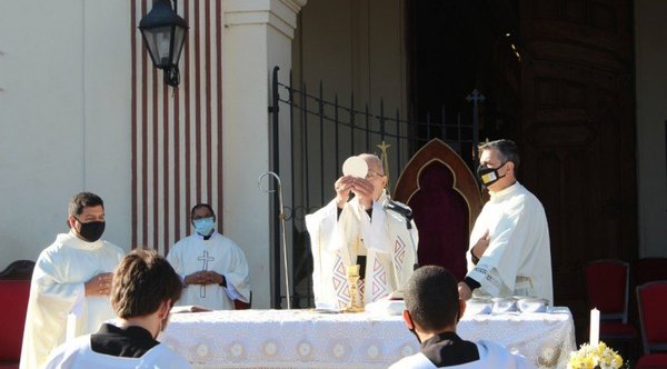 Iglesia sigue su lalada por más fieles en misas | Crónica