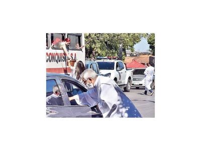 Párrocos de Virgen de los Dolores salen a la calle a bendecir