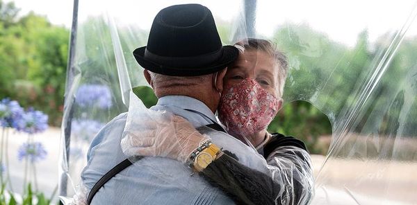El ansiado abrazo tendrá que esperar - Sociales - ABC Color