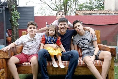 ENRIQUE PAVÓN: “Si no era por mis hijos, yo amanecía tirado por ahí, por la calle” | Crónica