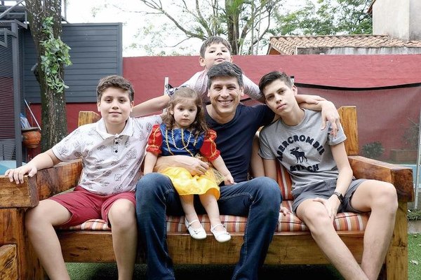 ENRIQUE PAVÓN: “Si no era por mis hijos, yo amanecía tirado por ahí, por la calle” | Crónica