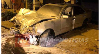 PACU CUA: VEHÍCULO QUEDA DESTROZADO TRAS CHOCAR OTRO RODADO Y UNA COLUMNA