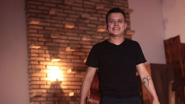 HOY / Bajo producción de Sergio Cuquejo, cantante paraguayo promociona "Ella Predomina"