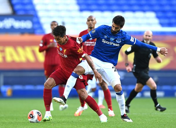 Liverpool no puede con el Everton en su retorno