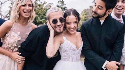 Critican a Ricky Montaner por besar a Camilo en la boca frente a Evaluna Montaner