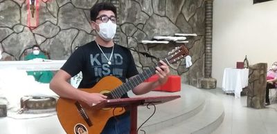 Canción homenaje a los padres tras misa en Misiones - Nacionales - ABC Color