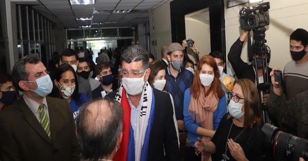 Efraín Alegre continúa argumentando persecución para evitar ser investigado