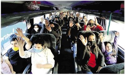 Llegan 120 paraguayos repatriados de Argentina - Locales - ABC Color