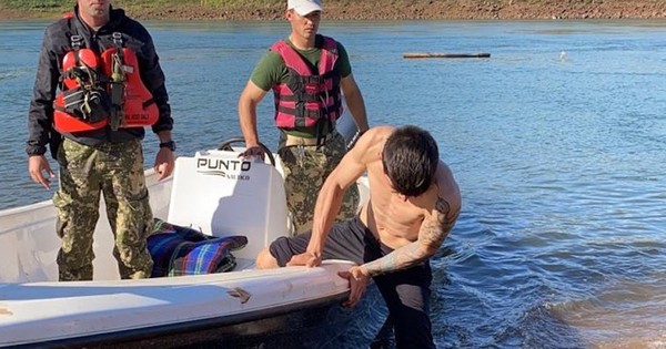 Suman 21 detenidos por cruzar nadando el río
