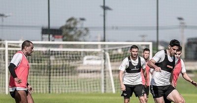 Más jugadores en el campo