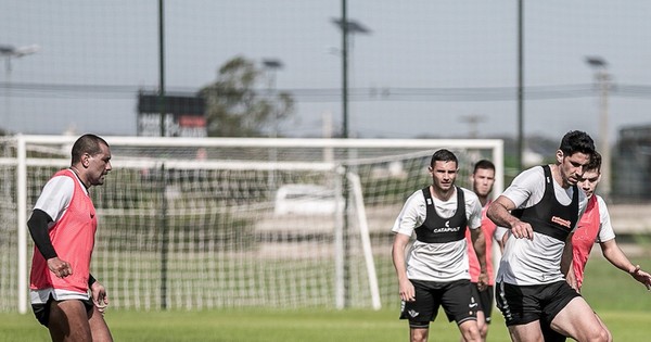 Más jugadores en el campo
