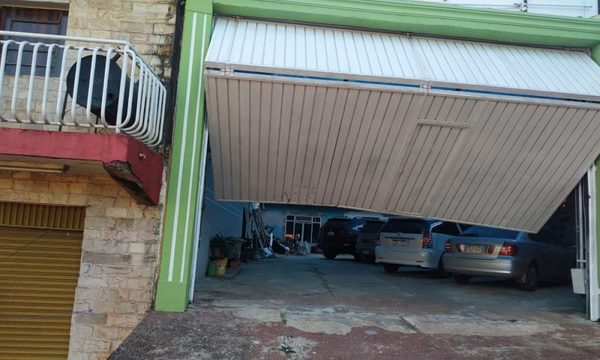 Ebrio atropelló portón de su ex pareja