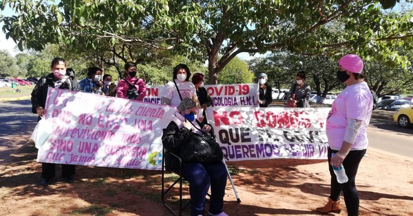 Pacientes con cáncer claman por medicamentos para seguir tratamiento