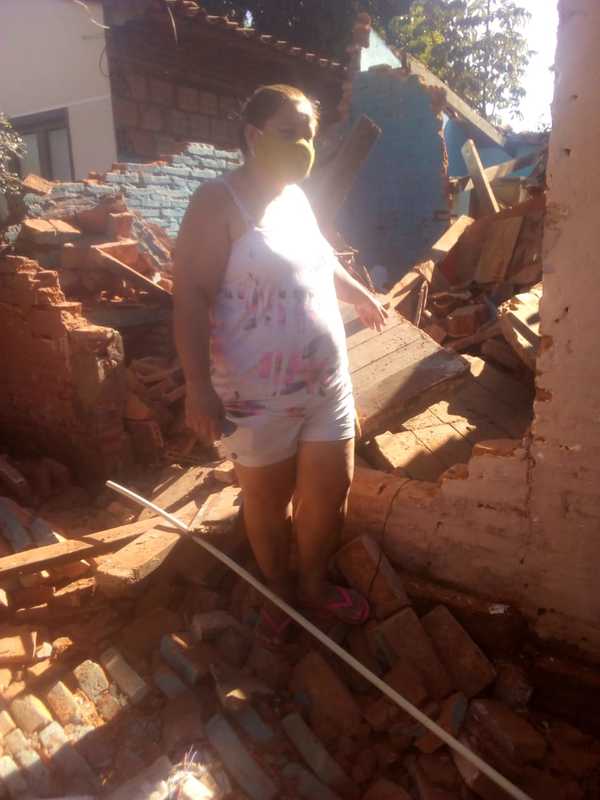 Su casa se vino abajo, por suerte sus hijos estaban afuera » San Lorenzo PY