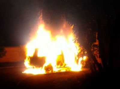 Camioneta arde por completo tras cortocircuito - ABC en el Este - ABC Color
