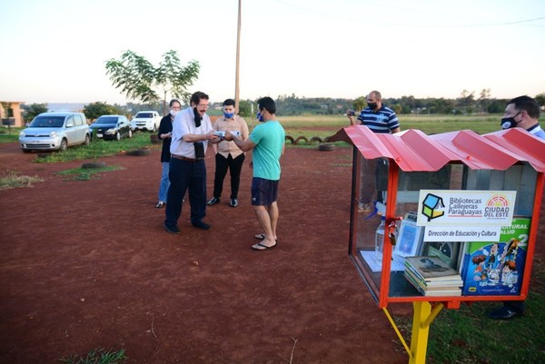 Instalan bibliotecas callejeras en tres barrios de Ciudad del Este - ADN Paraguayo