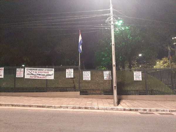 Jubilados se movilizan "contra saqueo" de fondos previsionales - ADN Paraguayo